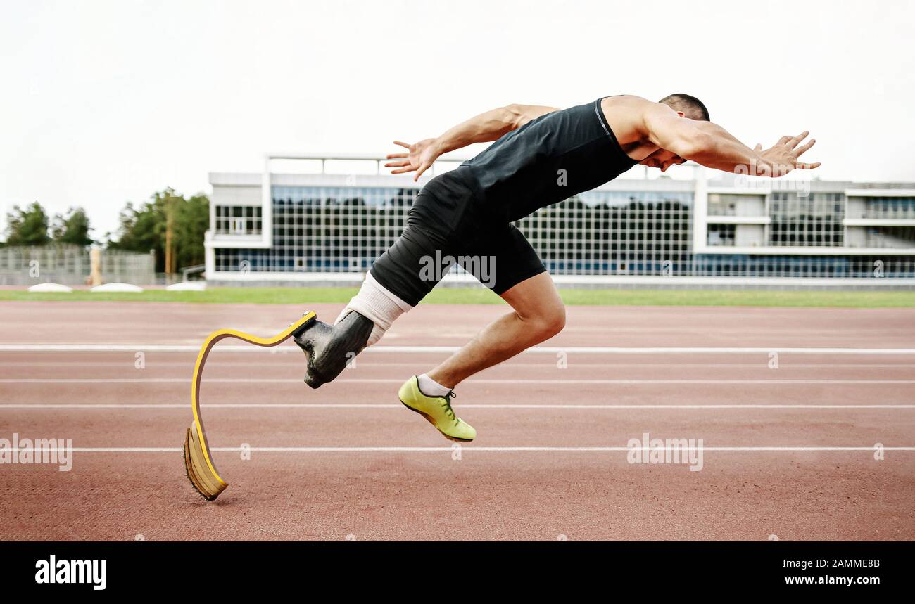 commencez le coureur désactivé sur la piste. athlète amputé sans jambe au niveau de la prothèse Banque D'Images