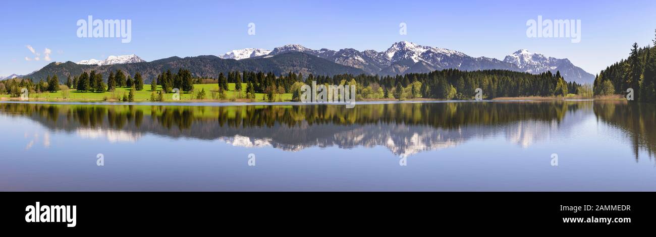 Grand panorama des Alpes dans l'Allgäu avec réflexion dans le lac [traduction automatique] Banque D'Images