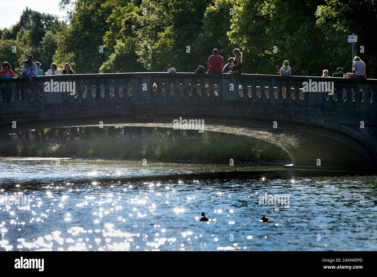 Les jeunes s'assouffent en début d'été sur le canal du Palais de Nymphenburg, le Gerner Brücke. [traduction automatique] Banque D'Images