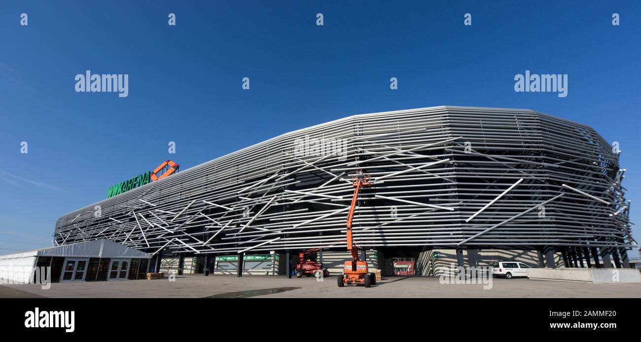 La WWK-Arena du club allemand de Bundesliga FC Augsburg recevra une nouvelle façade extérieure faite d'un filet de tubes en aluminium et de tubes en plastique qui brillent dans les couleurs du club rouge, vert et blanc. [traduction automatique] Banque D'Images