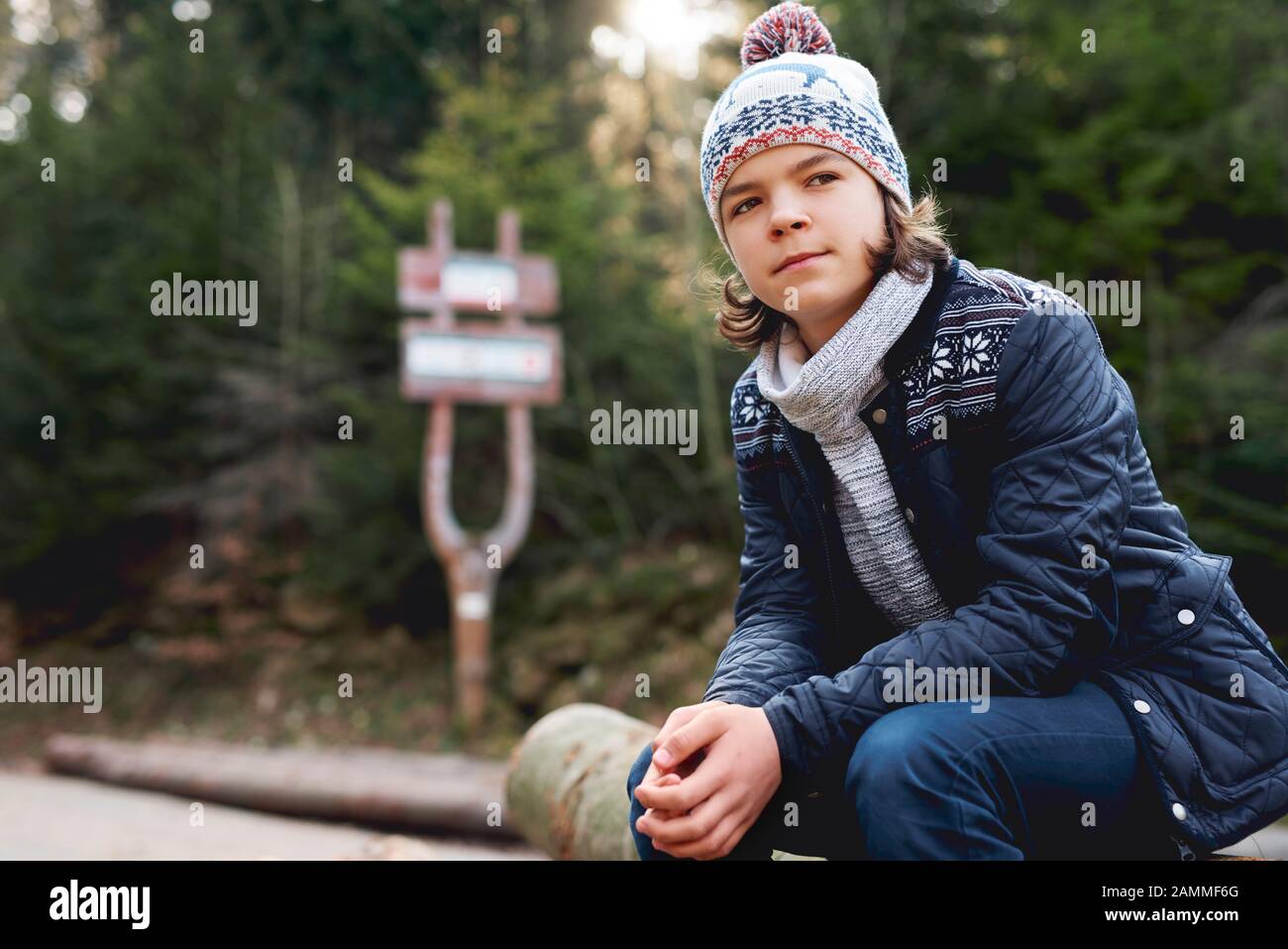 Adolescent dans la forêt d'automne Banque D'Images