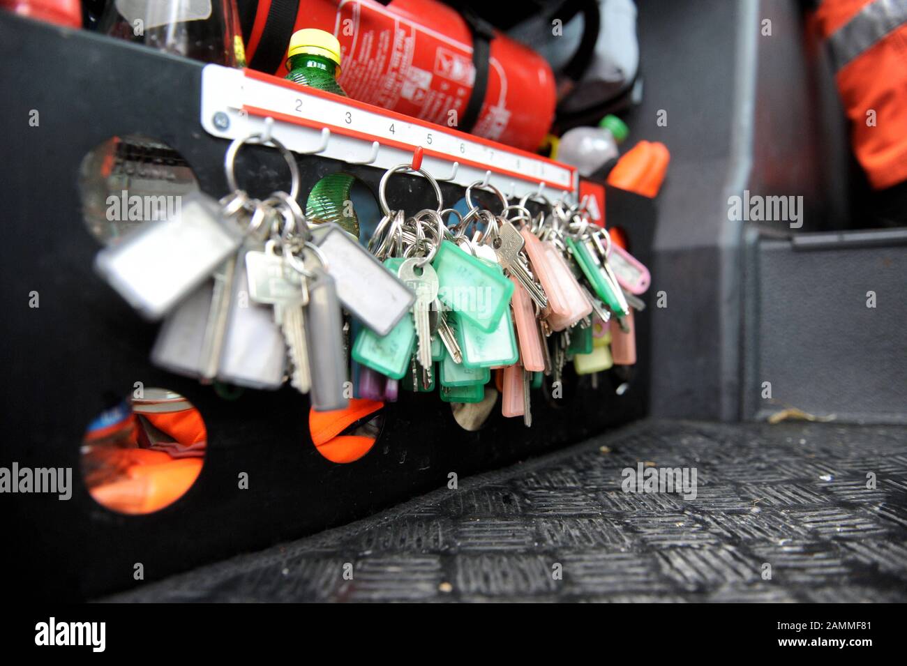 Les employés du dépôt est de la Munich Municipal Waste Management Company (AWM) au travail lors de la tournée orientale à travers Bogenhausen, Johanniskirchen et Oberföhring. Aujourd'hui, la vidange des poubelles est à l'ordre du jour. L'illustration montre la collecte des clés dans la cabine du conducteur du camion à ordures. [traduction automatique] Banque D'Images