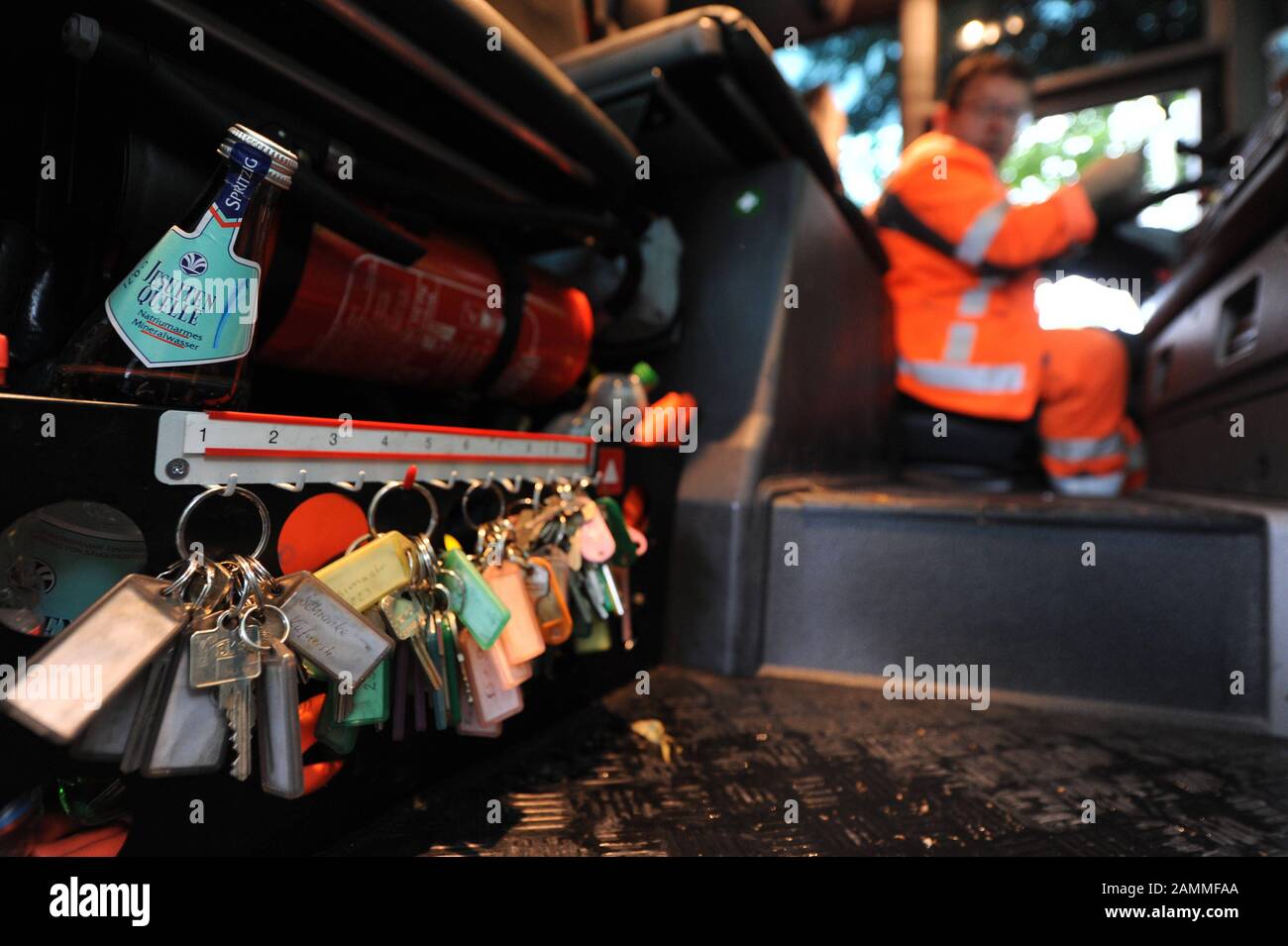 Les employés du dépôt est de la Munich Municipal Waste Management Company (AWM) au travail lors de la tournée orientale à travers Bogenhausen, Johanniskirchen et Oberföhring. Aujourd'hui, la vidange des poubelles est à l'ordre du jour. L'illustration montre la collecte des clés dans la cabine du conducteur du camion à ordures. [traduction automatique] Banque D'Images