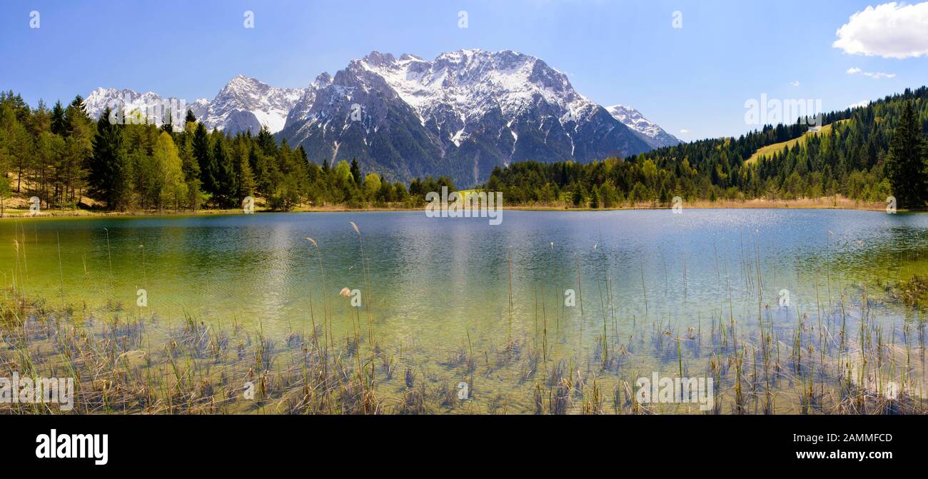 Panorama paysage en Bavière avec les montagnes de Karwendel et réflexion dans le lac de Luttensee près de Mittenwald [traduction automatique] Banque D'Images