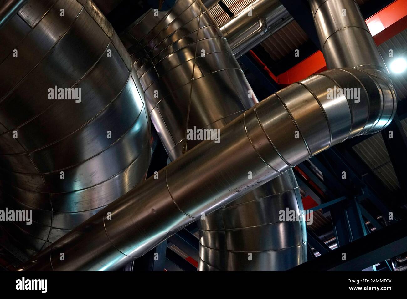 La centrale thermique et électrique de Stadtwerke München (SWM) située à Schäftlarnstraße 15, dans le quartier de Sendling. Les tuyaux épais de la chaufferie sont utilisés pour transférer le chauffage urbain. [traduction automatique] Banque D'Images