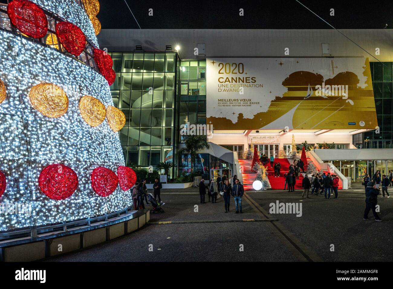 Cannes France, 28 décembre 2019 : une partie de l'arbre de Noël éclairé et des touristes sur les escaliers de tapis rouges du festival et le conseil d'administration 2020 à Cannes France Banque D'Images