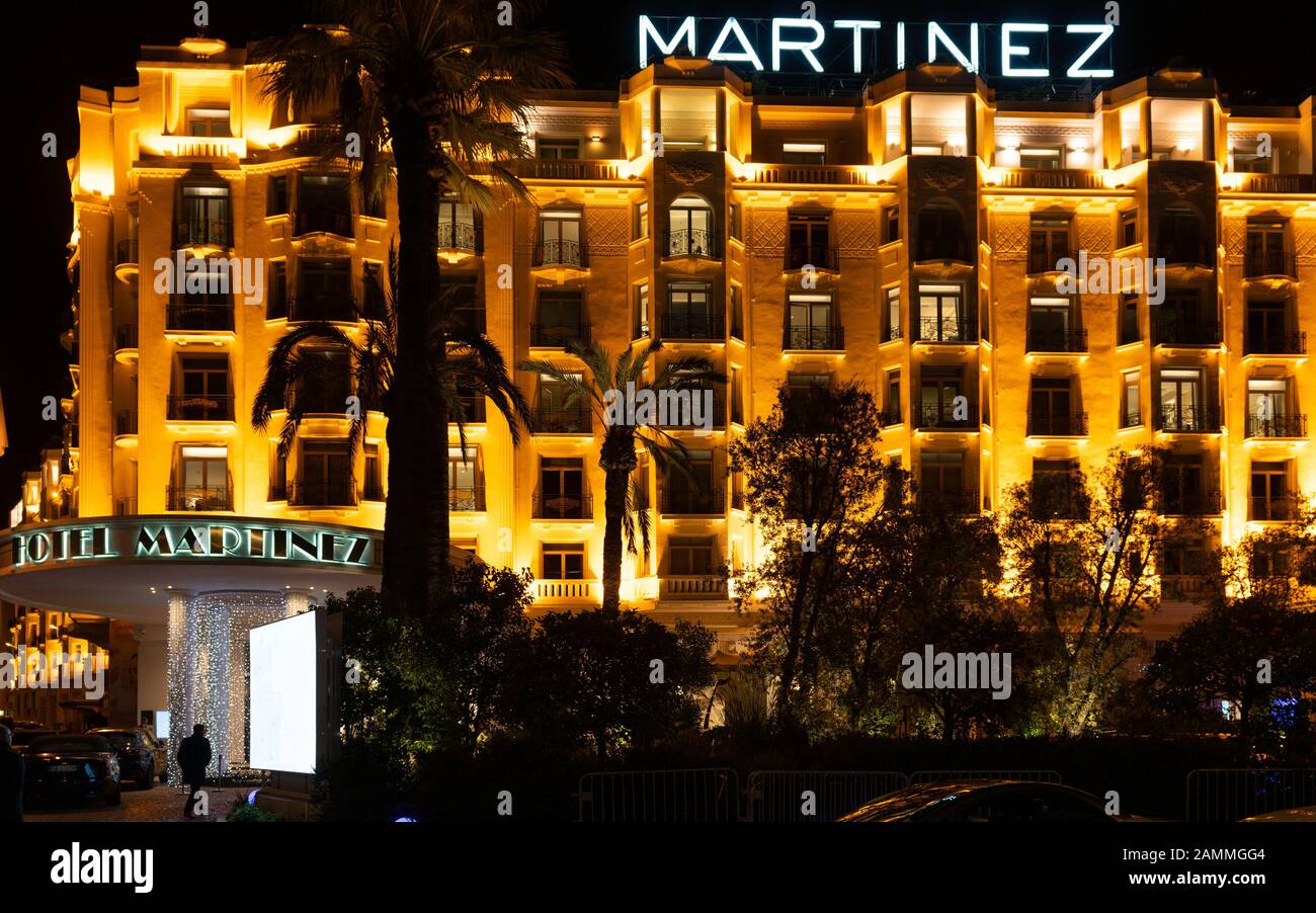Cannes France, 28 décembre 2019 : façade d'hôtel de luxe Martinez et panneau illuminé la nuit à la Croisette Cannes France Banque D'Images