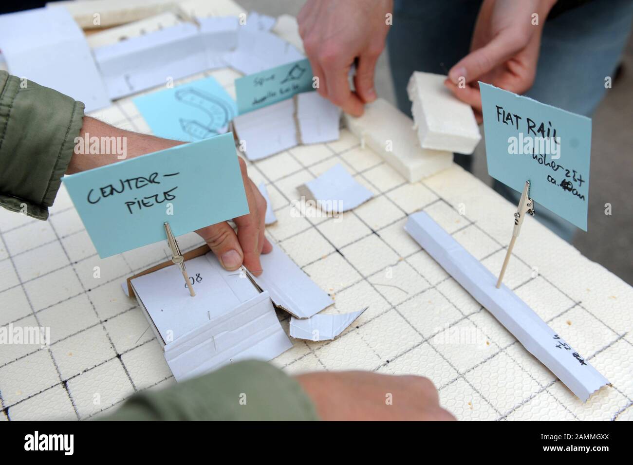 Lors d'un atelier, les patineurs peuvent présenter leurs souhaits et leurs suggestions pour la conversion du parc de skateurs désuet du parc olympique de Munich au département du bâtiment [traduction automatique] Banque D'Images