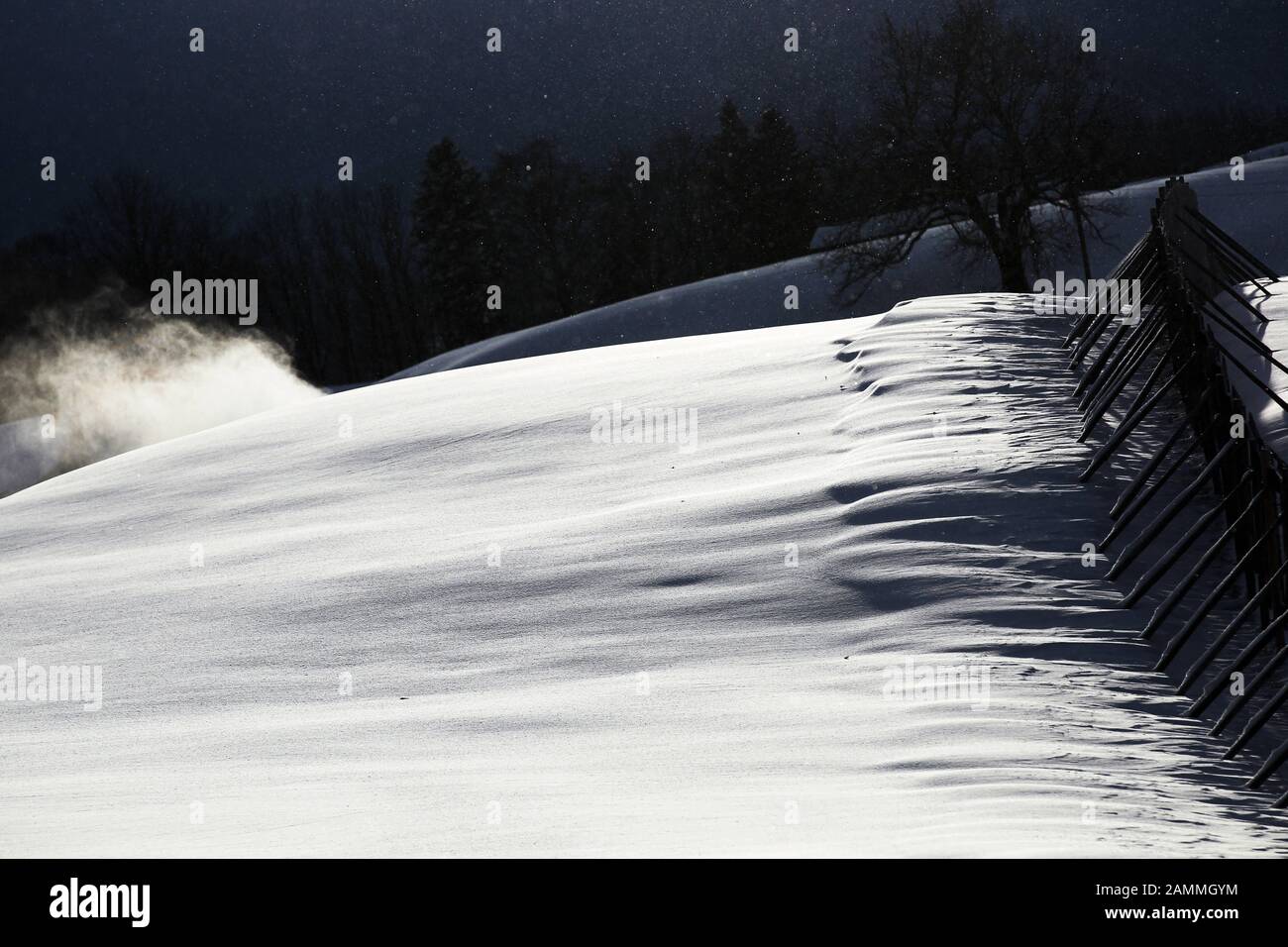 Paysage d'hiver avec clôture de neige près de Rückholz à Allgäu. [traduction automatique] Banque D'Images