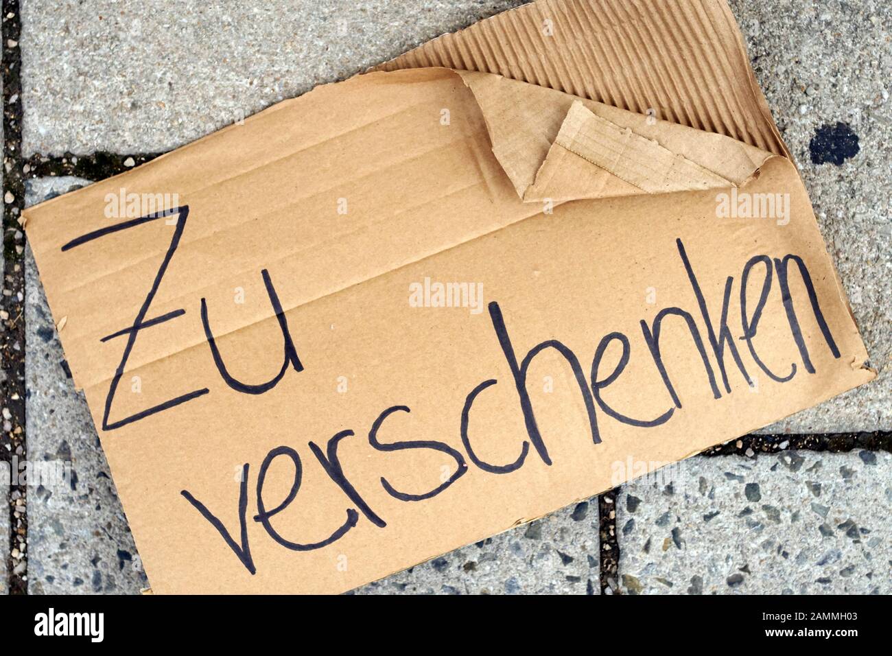 Signez avec l'inscription « À donner » sur un marché aux puces de Munich. [traduction automatique] Banque D'Images