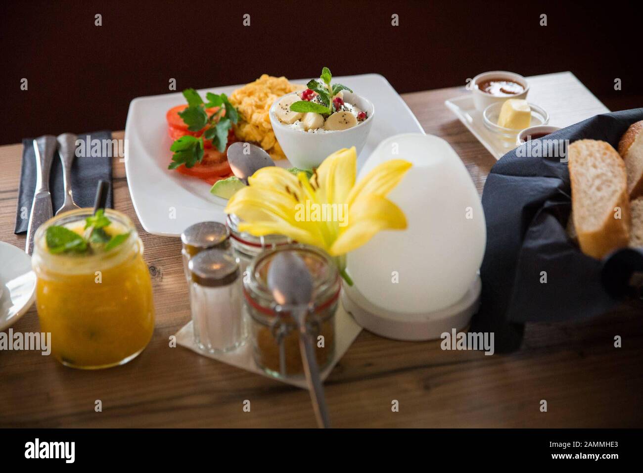 Le café Vorstadt de Türkenstraße sert le petit-déjeuner et des repas chauds. [traduction automatique] Banque D'Images