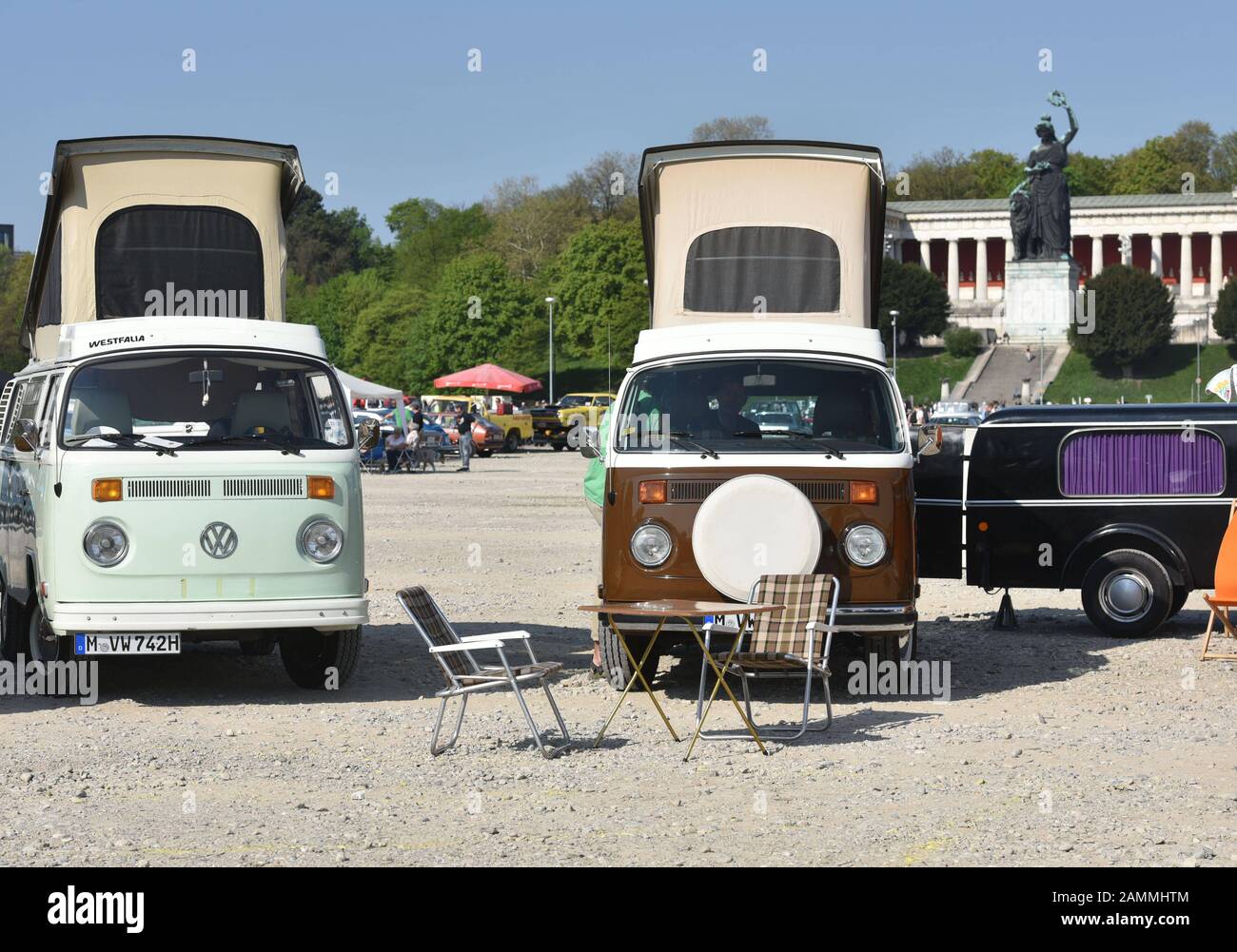 Vieux bus de camping VW à la 12ème réunion Oldtimer du Automobilclub München (ACM), qui se déroule parallèlement au Festival de printemps sur la Theresienwiese. [traduction automatique] Banque D'Images