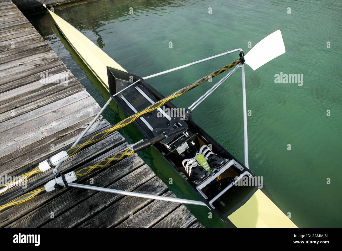 Bateau à ramer sur le parcours de la régate olympique Oberschleissheim (également appelé parcours de régate Feldmoching-Oberschleissheim). [traduction automatique] Banque D'Images