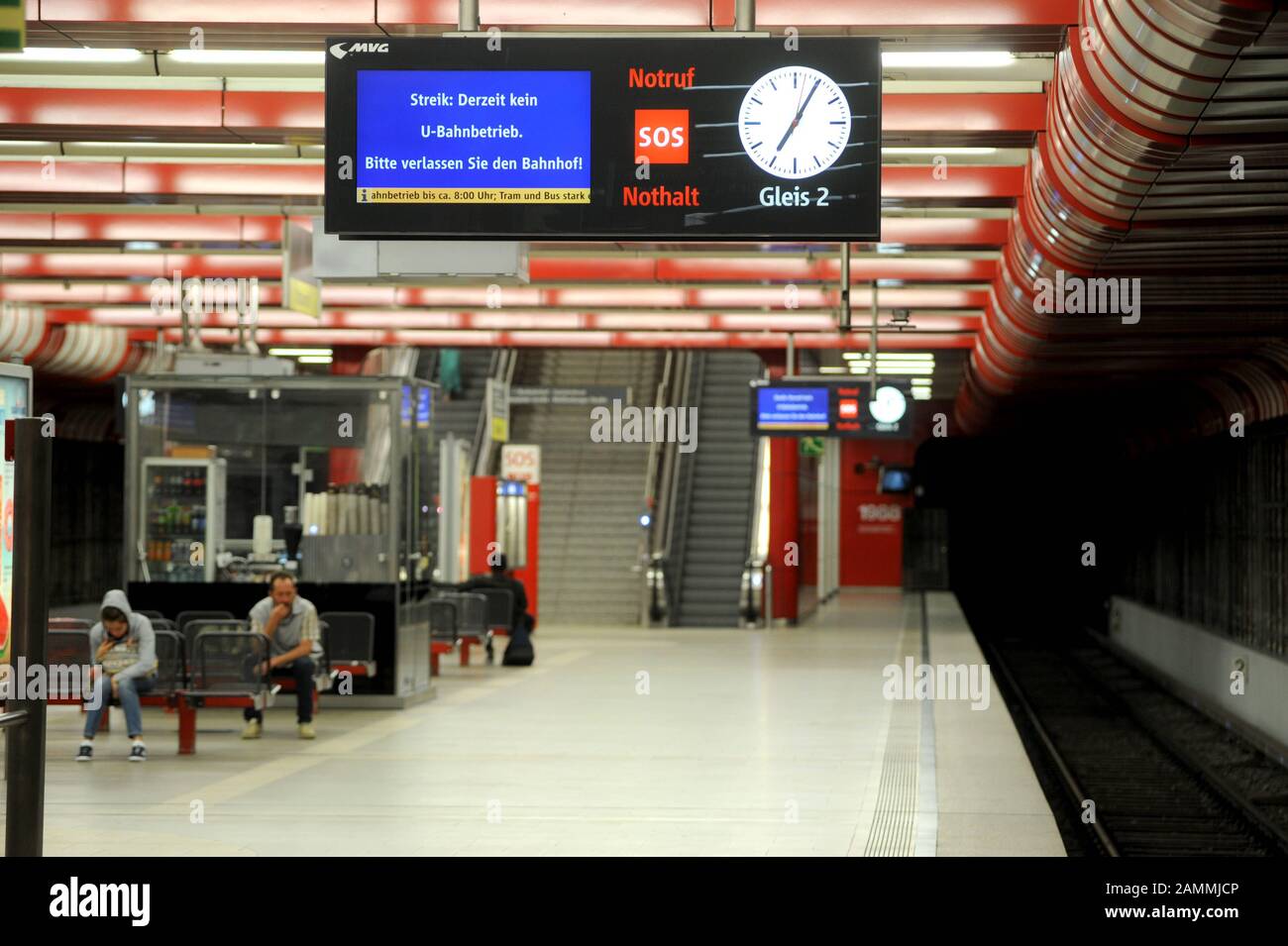 Grève d'avertissement de quatre heures du syndicat Verdi dans les transports publics de Munich. Les voies secondaires, les bus et les trams de la Münchner Verkehrsgesellschaft (MVG) en sont affectés. La photo montre une plate-forme vide dans la station de métro Ostbahnhof. [traduction automatique] Banque D'Images