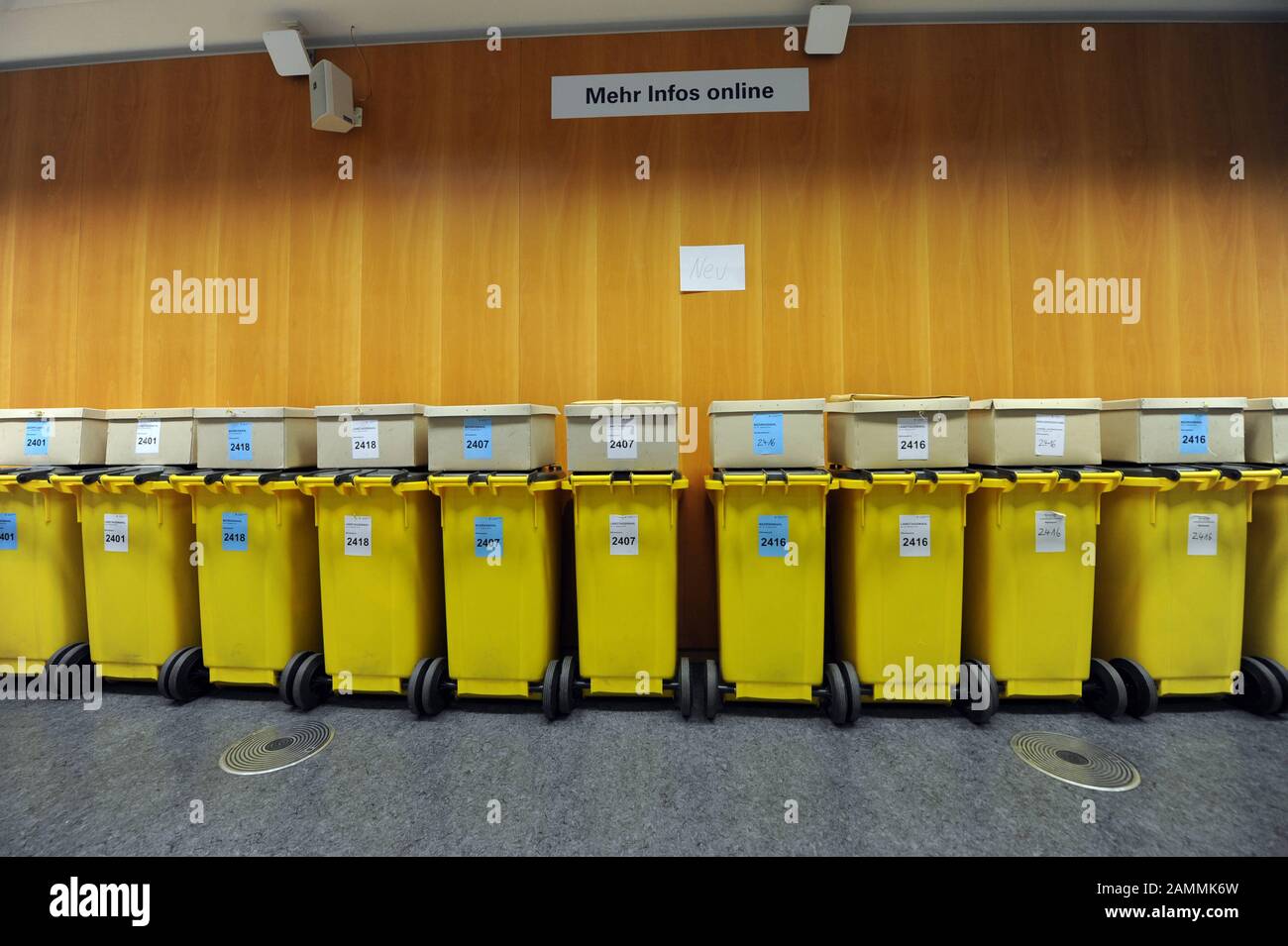 Dans le cercle de vote Munich-Moosach, les bulletins de vote ont dû être comptés à nouveau après les élections de l'État bavarois en raison de problèmes organisationnels et techniques le soir des élections. L'image montre les urnes pour le district. [traduction automatique] Banque D'Images