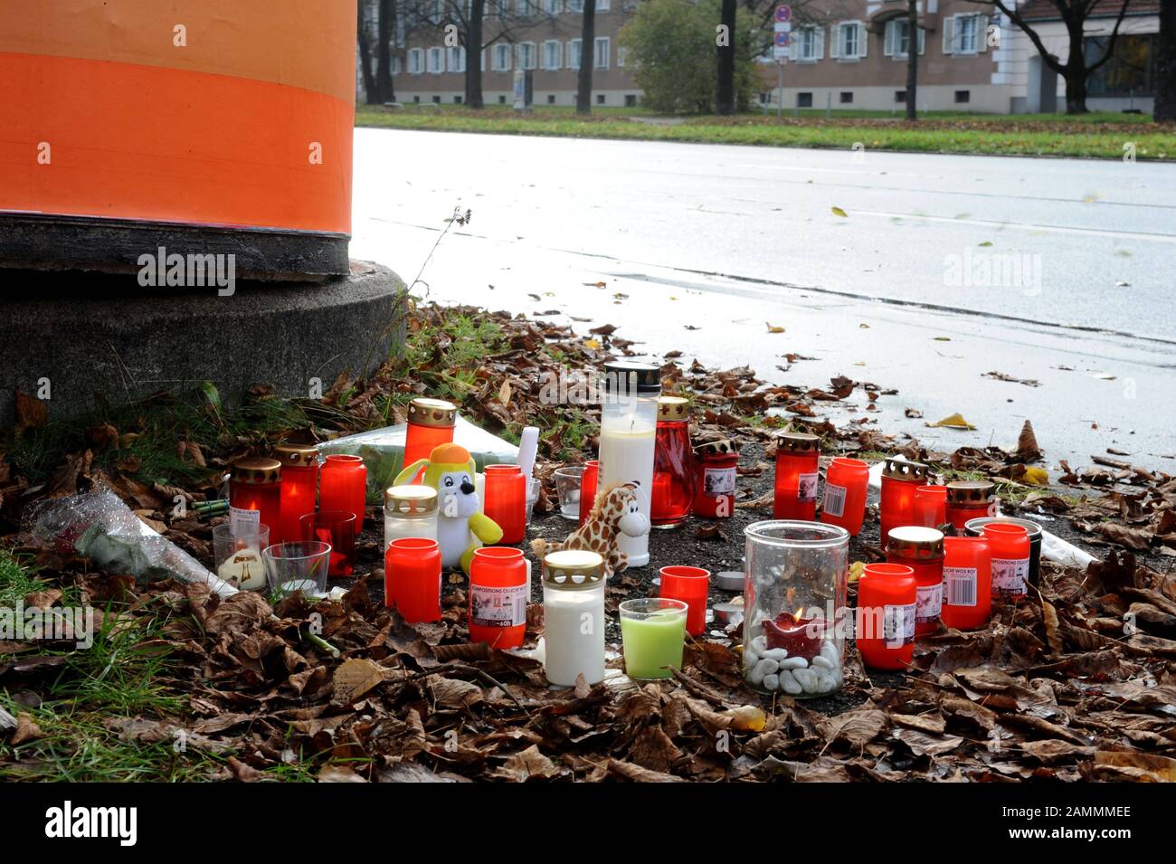 Sur le site d'un accident mortel de vitesse à l'angle de Fürstenriederstraße et Aindorferstraße à Laim, les gens ont placé des bougies autour des victimes comme un signe du Tauer. Un conducteur de voiture de 34 ans qui s'était enfui de la police en tant que conducteur de mauvaise voie avait traversé plusieurs feux rouges et s'était accéléré en groupe de quatre jeunes qui voulaient traverser la rue lorsqu'il était vert. Un jeune de 14 ans est mort, un jeune de 16 ans a été grièvement blessé. [traduction automatique] Banque D'Images