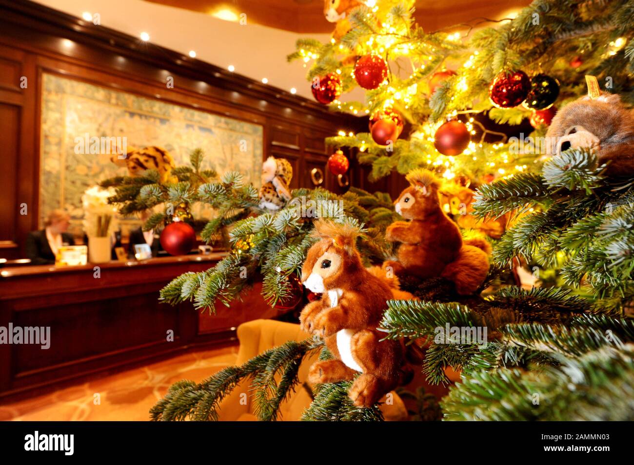 Un arbre de Noël décoré de 101 petits animaux farcis par Steiff à l'Hôtel Vier Jahreszeiten dans la Maximilianstraße de Munich. [traduction automatique] Banque D'Images