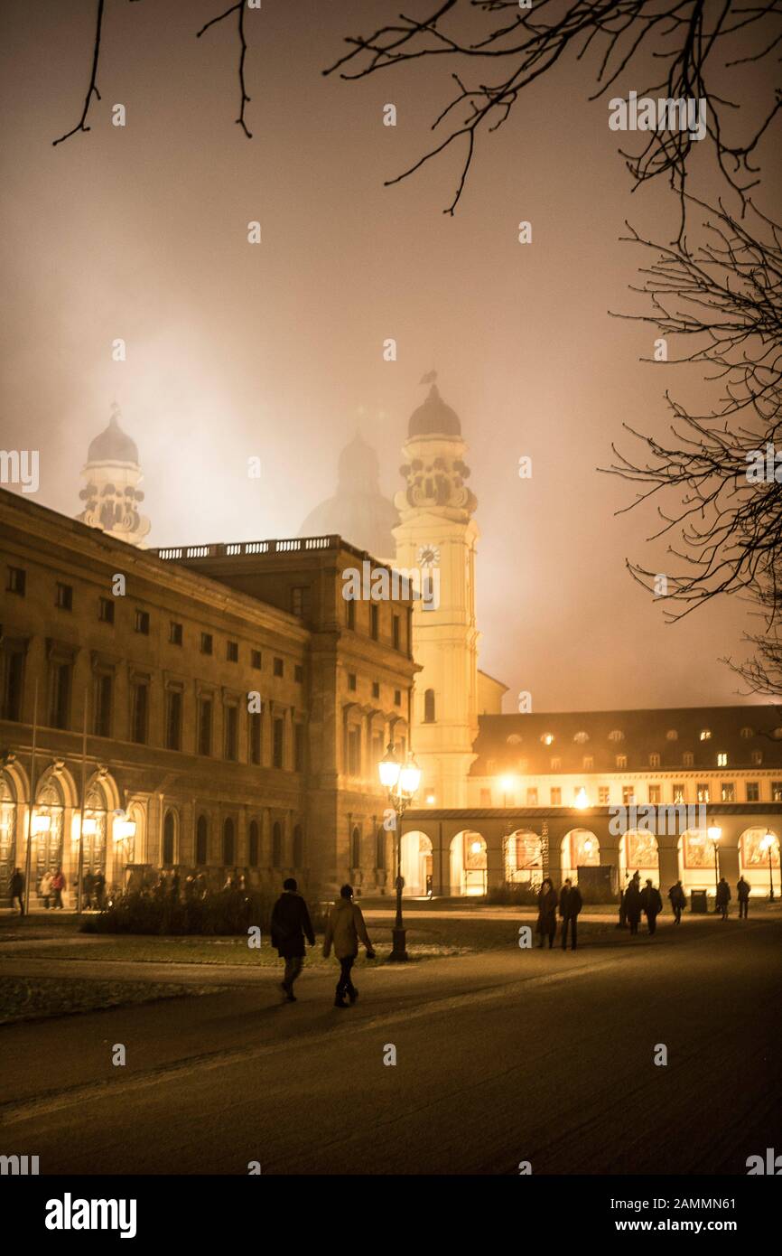 Vue de nuit depuis le Hofgarten jusqu'au Theatinerkirche et au Residenz im Nebel. [traduction automatique] Banque D'Images