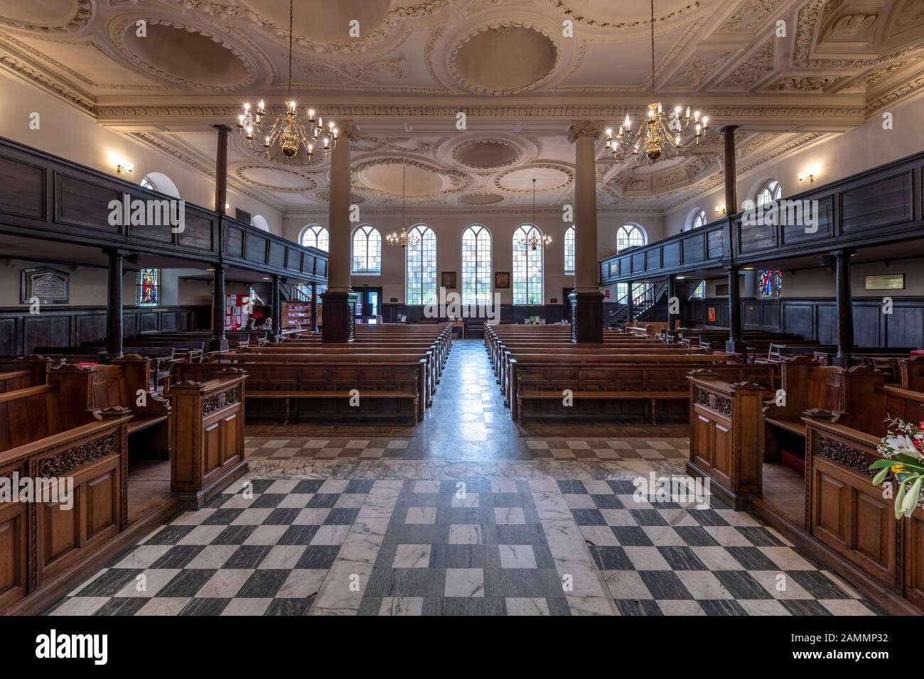 Roi Charles l'église Martyr, près des Pantiles à Tunbridge Wells, Kent. Construit en 1676, le plus ancien plafond en plâtre est par John Weatherell. Banque D'Images