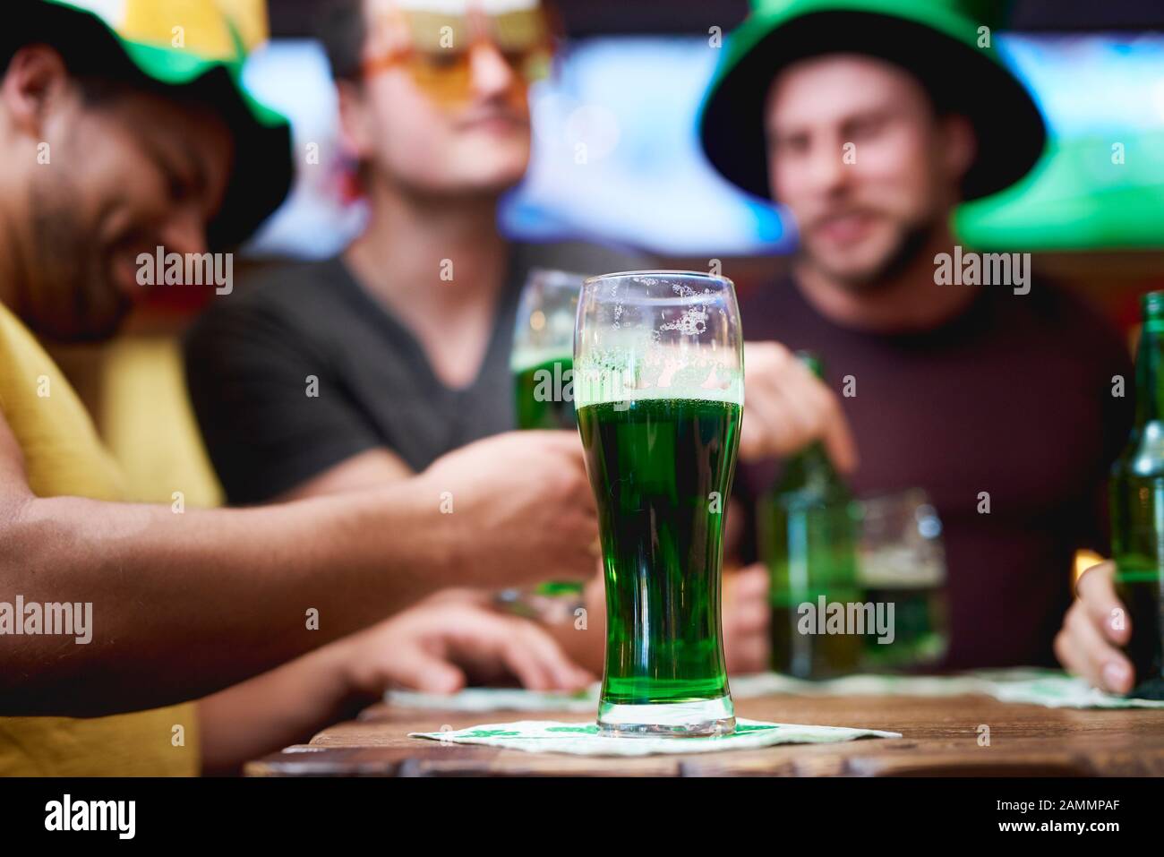 Tasse de bière fraîche et froide Banque D'Images