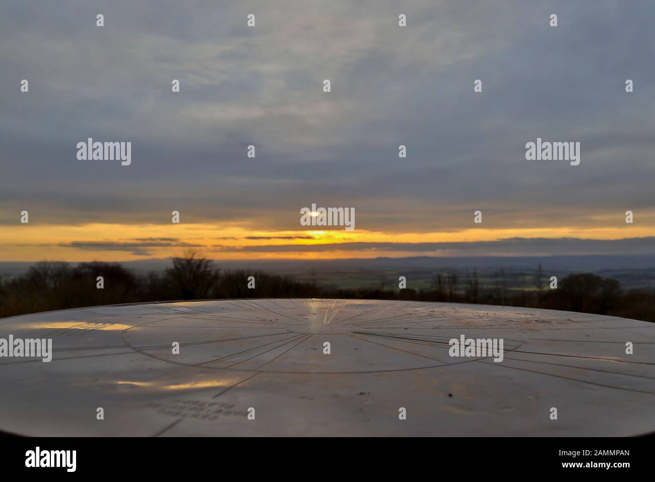 Coucher de soleil d'hiver vue depuis le toposcope sur le sommet de Cent Hills, Royaume-Uni avec vue sur la campagne du Worcestershire. Banque D'Images