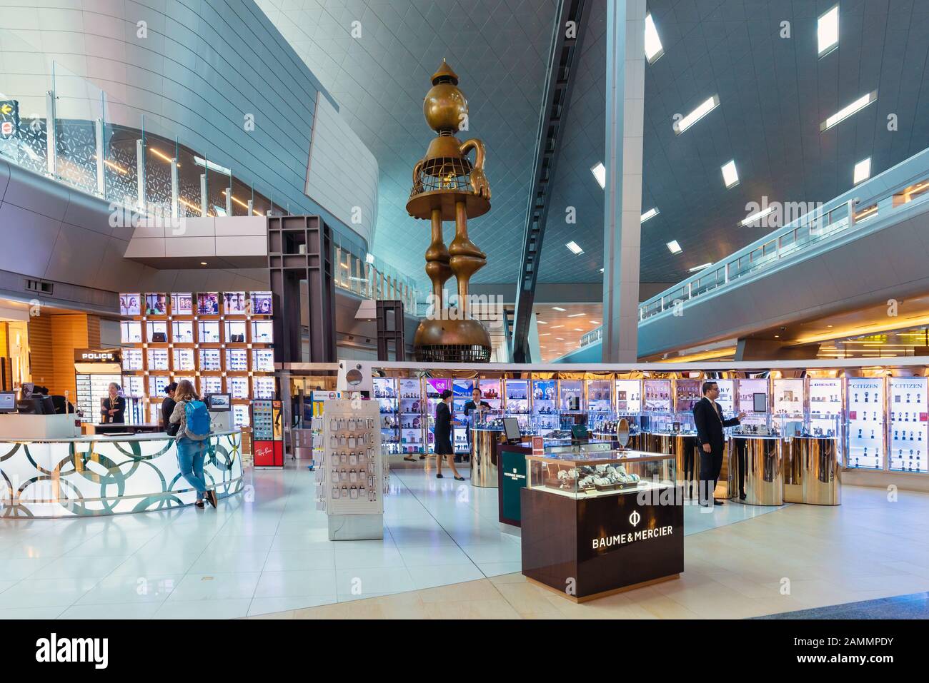 Doha, QATAR - APR 7, 2018: Boutique hors taxes à l'intérieur de l'aéroport international de Hamad le 7 avril 2018 à Doha, Qatar. C'est le pivot du transporteur national Qatar ai Banque D'Images