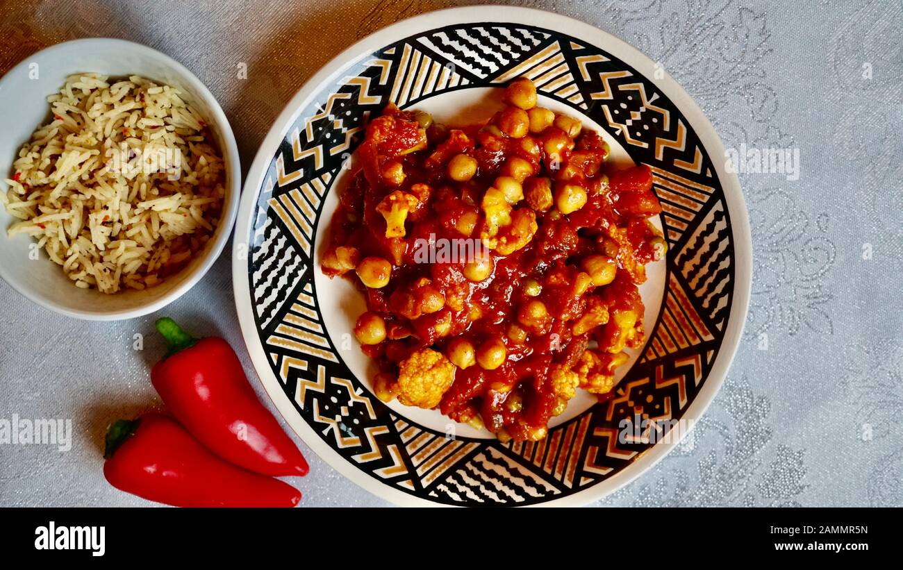 Le chou-fleur et au curry de pois chiches avec du riz pilaf Banque D'Images