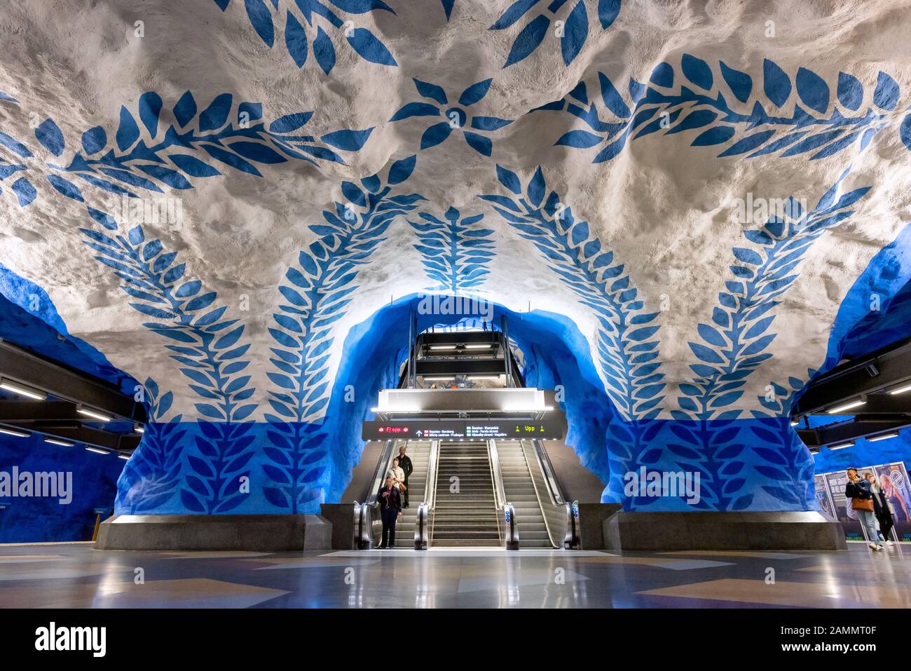 Stockholm, SUÈDE-JULY15,2019 : vue intérieure de la station de métro T-Centralen de la ligne bleue du métro Stockholm avec de nombreux passagers marchant jusqu'à la plateforme Banque D'Images