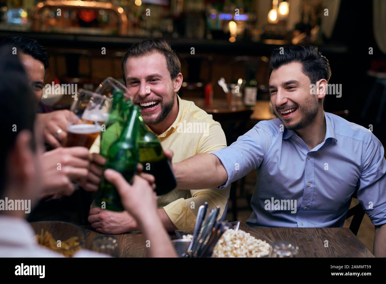 Des amis font un toast au pub Banque D'Images