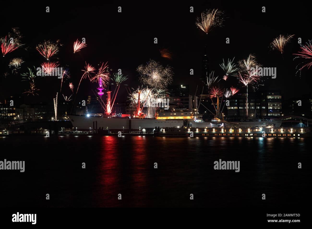 Pano du port de Hambourg, avec l'Elbe et Cap San Diego l'expédition dans l'avant-plan avec la nouvelle année 2020 firework Banque D'Images
