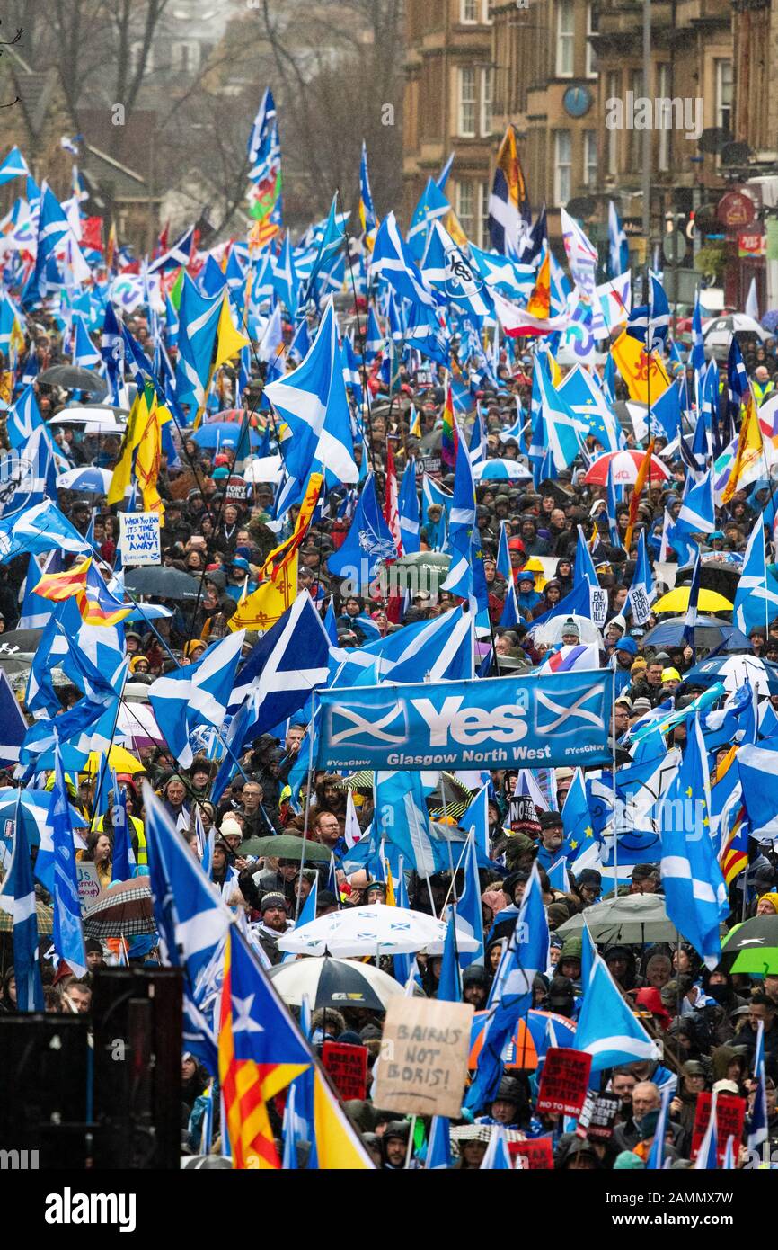 Les partisans de l'indépendance écossaise qui marchent dans les rues de Glasgow, en Écosse, réclament un deuxième référendum - le 11 janvier 2020 Banque D'Images