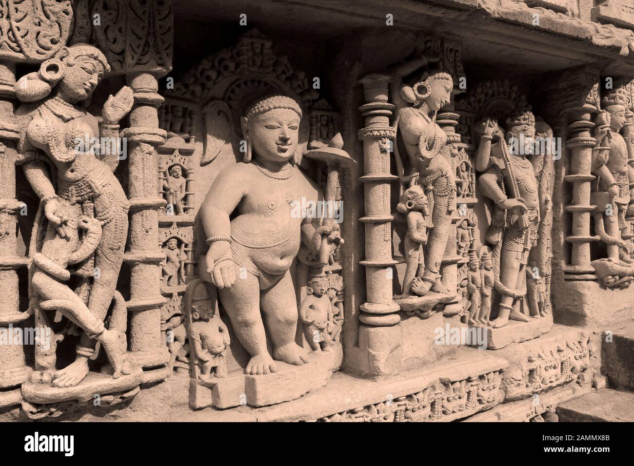 Sculpture de jeunes femmes célestes (connu sous le nom de apsarā, surasundarī ou nāyikā) avec Vamana - un avatar de Vishnu Banque D'Images