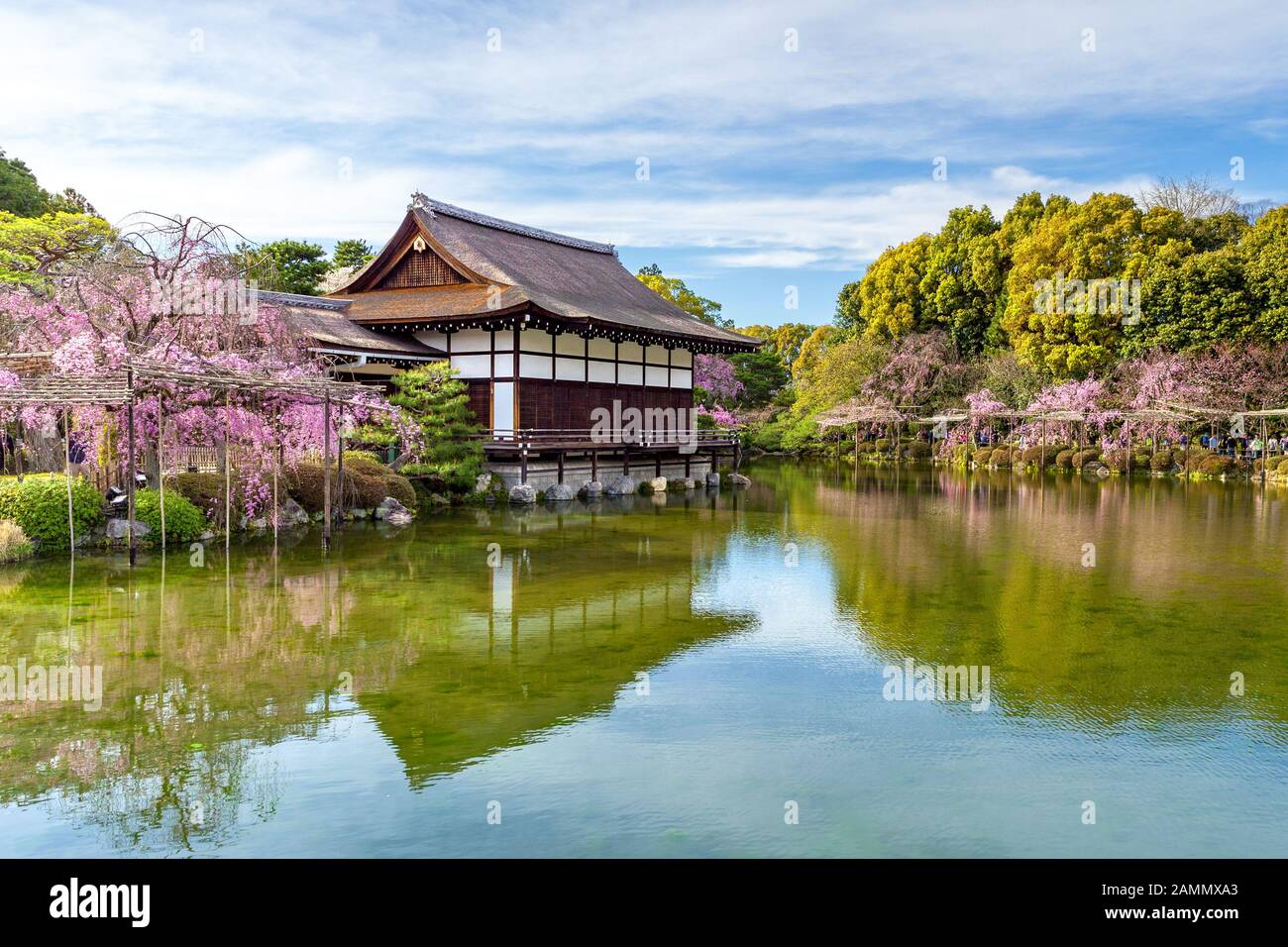Kyoto, Japon à Sanctuaire Heian's Pond dans la saison du printemps. Banque D'Images