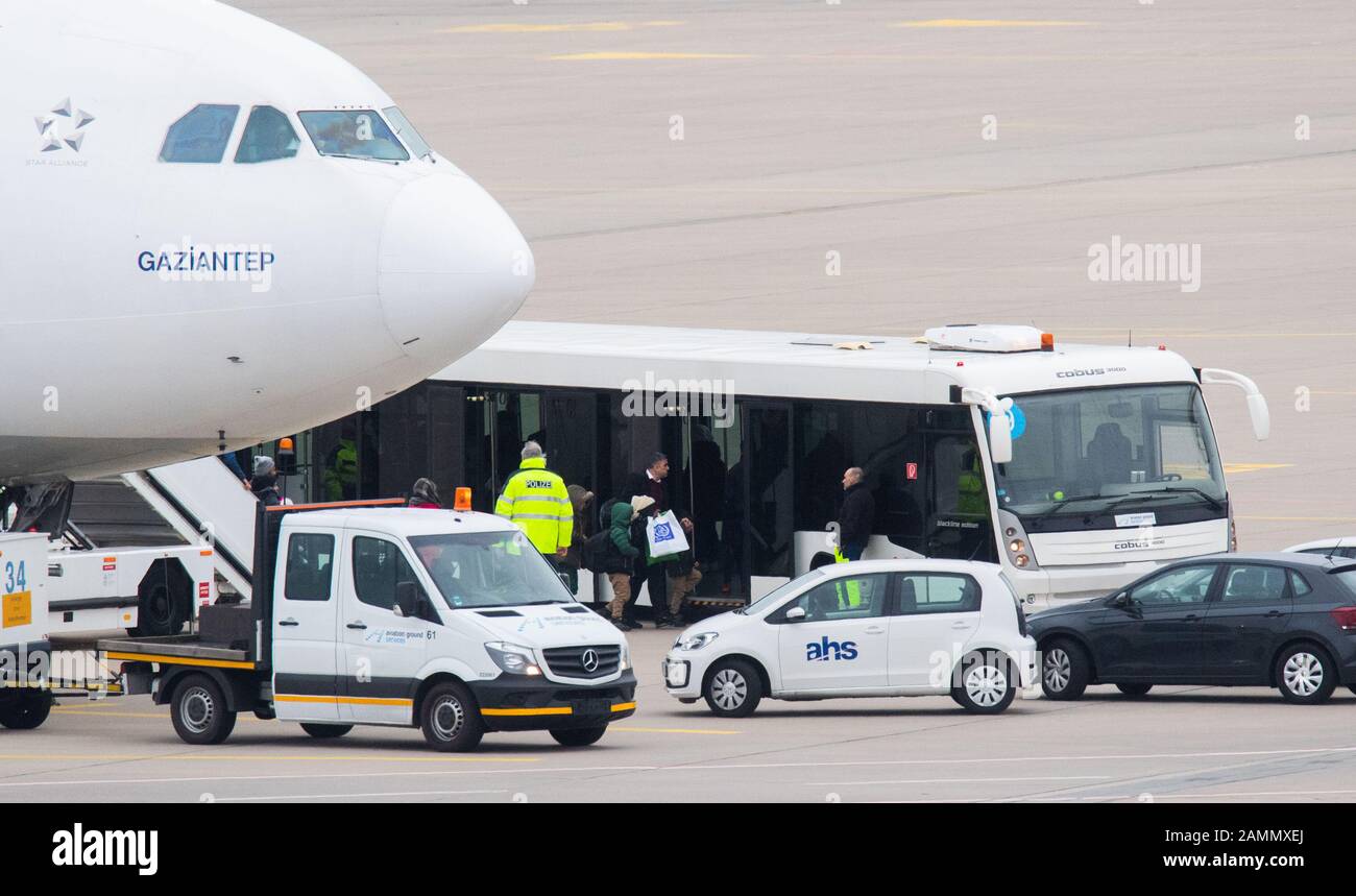 Hanovre, Allemagne. 14 janvier 2020. Les réfugiés embarquaient dans un avion Turkish Airlines sur le tablier de l'aéroport de Hanovre et embarquaient dans un bus. Près de 250 réfugiés de Turquie sont arrivés à l'aéroport de Hanovre. Selon l'Office fédéral des migrations et des réfugiés (Bamf), il s'agit de "personnes à la recherche d'une protection qui entrent en Allemagne dans le cadre de l'admission humanitaire". L'Allemagne et la Turquie ont convenu dans l'accord UE-Turquie que la République fédérale pourrait accueillir jusqu'à 500 personnes ayant besoin d'une protection par mois. Ils viennent principalement de Syrie. Crédit: Julian Stratenschulte/Dpa/Alay Live News Banque D'Images