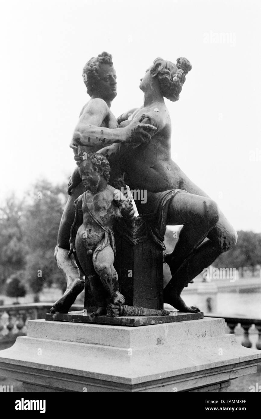 Bronzeskulpturen im Schlosspark von Drottningholm auf der Insel Lovön, 1969. Les cultpures de bronze dans le jardin du château de Drottningholm sur l'île de Lovön, 1969. Banque D'Images