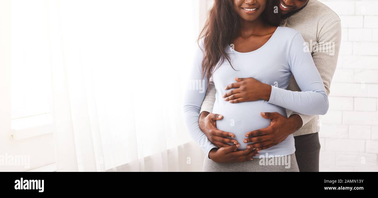 Photo recadrée de couple enceinte ensergeant le ventre Banque D'Images