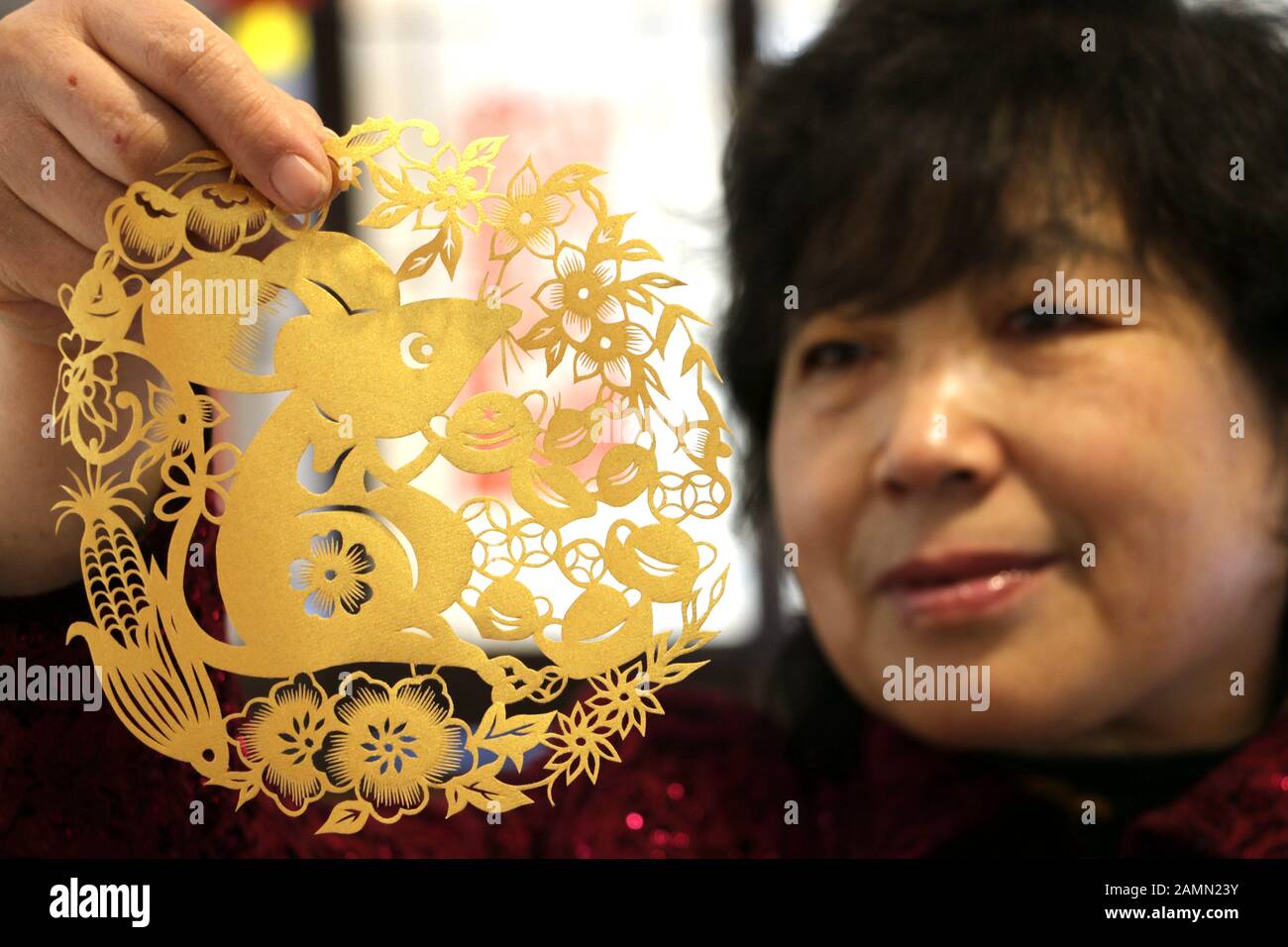 Shi Junfeng, artiste chinois de coupe de papier, présente son dernier travail de coupe sur le thème du rat pour célébrer le prochain Festival du printemps ou le nouvel an chinois de t Banque D'Images
