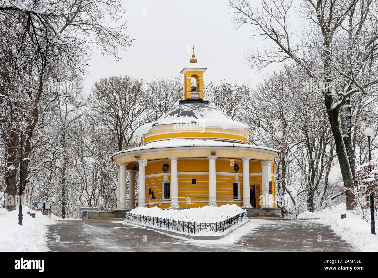 La tombe d'Askold, ancien monument historique dans le quartier historique de Pechersk, avec l'église catholique grecque ukrainienne de Saint-Nicolas construite sur sa place, Kiev, Ukraine Banque D'Images