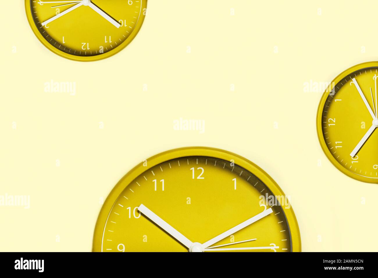 Fond créatif avec horloges jaunes. Concept de gestion du temps. Banque D'Images