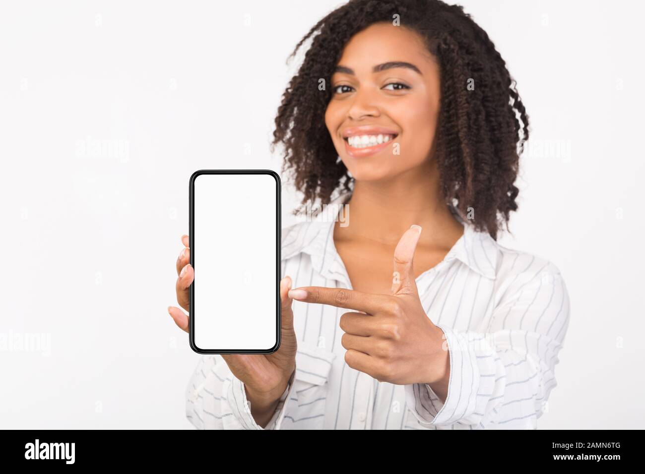 Happy black girl montrant l'écran mobile blanc Banque D'Images