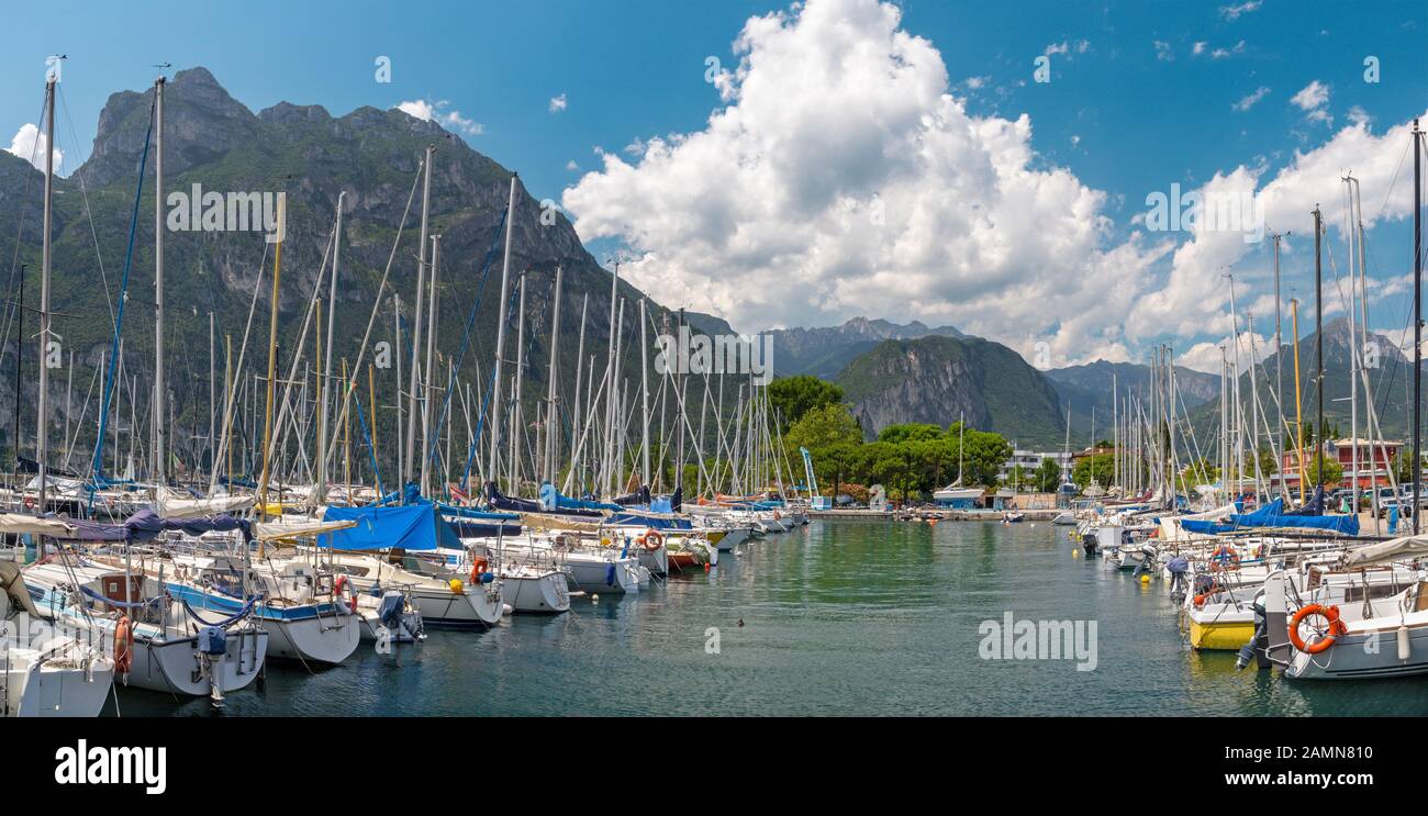 RIVA DEL GARDA, ITALIE - juin 8, 2019 - Riva del Garda - Le port de plaisance avec les Alpes en arrière-plan. Banque D'Images