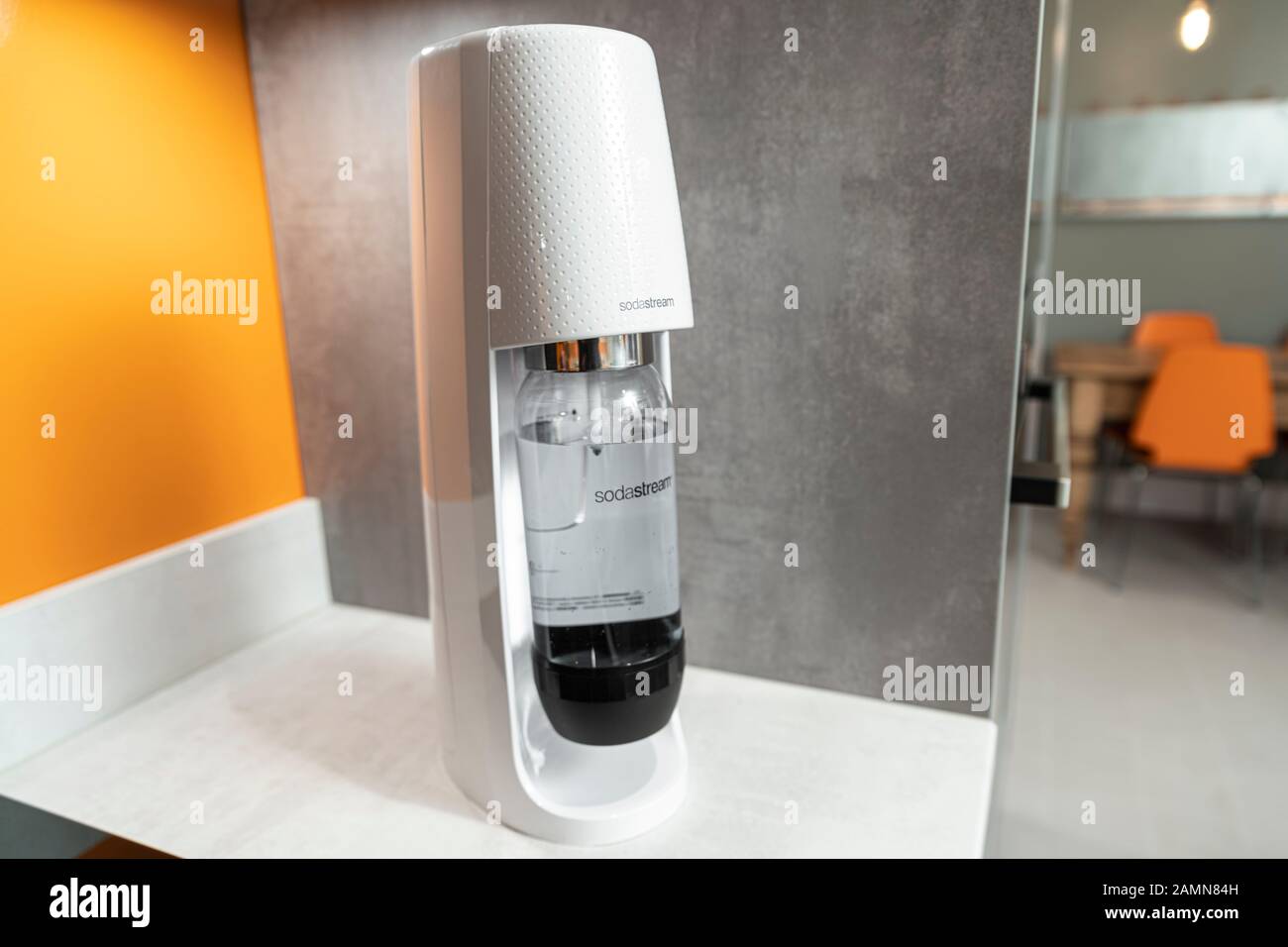 Sodastream dans une cuisine moderne gris contemporain Banque D'Images