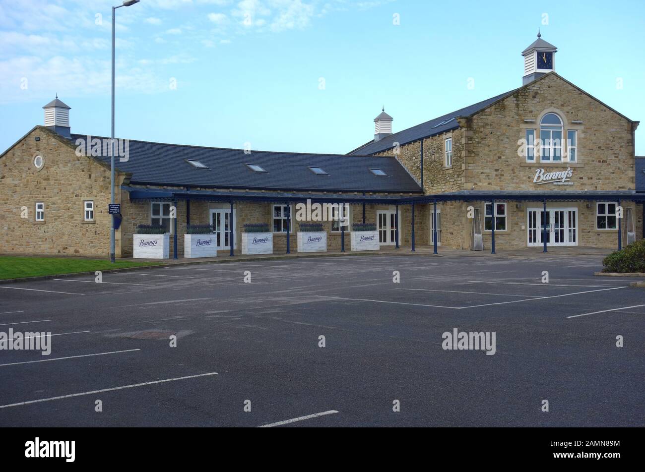 Le Parking à Banny's British Cuisine (Fish & Chip Shop) Limite extérieure Mills Retail Shopping Outlet dans Colne, Pendle, Lancashire, England, UK. Banque D'Images
