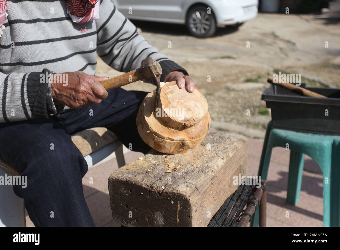 Jénine, ville de Jénine, en Cisjordanie. 14 janvier 2020. Le palestinien Mohammad Hussein travaille sur un morceau de bois à sa maison dans le village D'A'nin, près de la ville de Jénine, en Cisjordanie du nord, le 14 janvier 2020. Le travail principal de Mohammad Hussein, un ancien palestinien de Cisjordanie, est de sculpter du bois en outils agricoles simples et autres œuvres d'art en bois pour protéger l'ancien patrimoine palestinien de la disparition. POUR ALLER AVEC La Fonctionnalité: L'aîné palestinien sculpte le bois en chefs-d'œuvre comme moyen de sauver le patrimoine ancien crédit: Nidal Eshtayeh/Xinhua/Alay Live News Banque D'Images