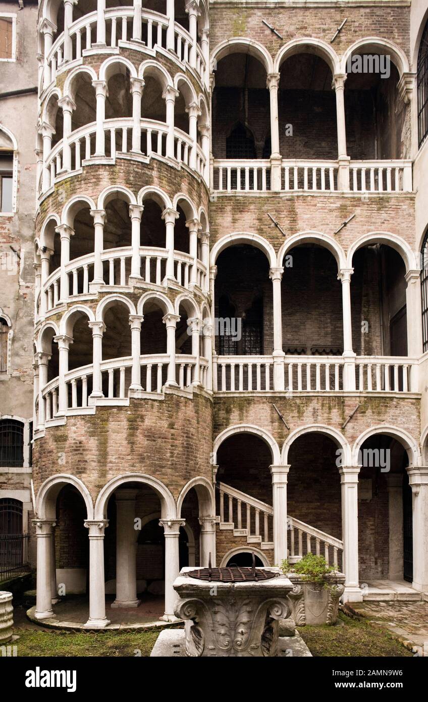 Escalier en colimaçon et arcades, Palazzo Contarini del Bovolo, Venise, Italie Banque D'Images