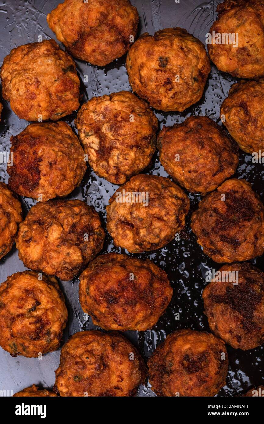 Détails des boulettes de viande frite fraîches aux épices. Nourriture maison. Banque D'Images