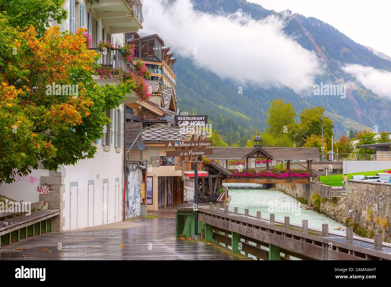 Chamonix Mont-Blanc, France - 4 octobre 2019 : rue, rivière Arve et pont en bois, décoré de fleurs colorées, Alpes françaises Banque D'Images