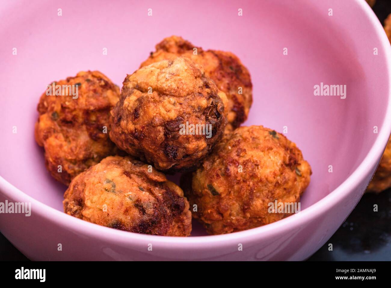 Bol rose avec boulettes de viande frites aux épices. Cuisine maison. Banque D'Images