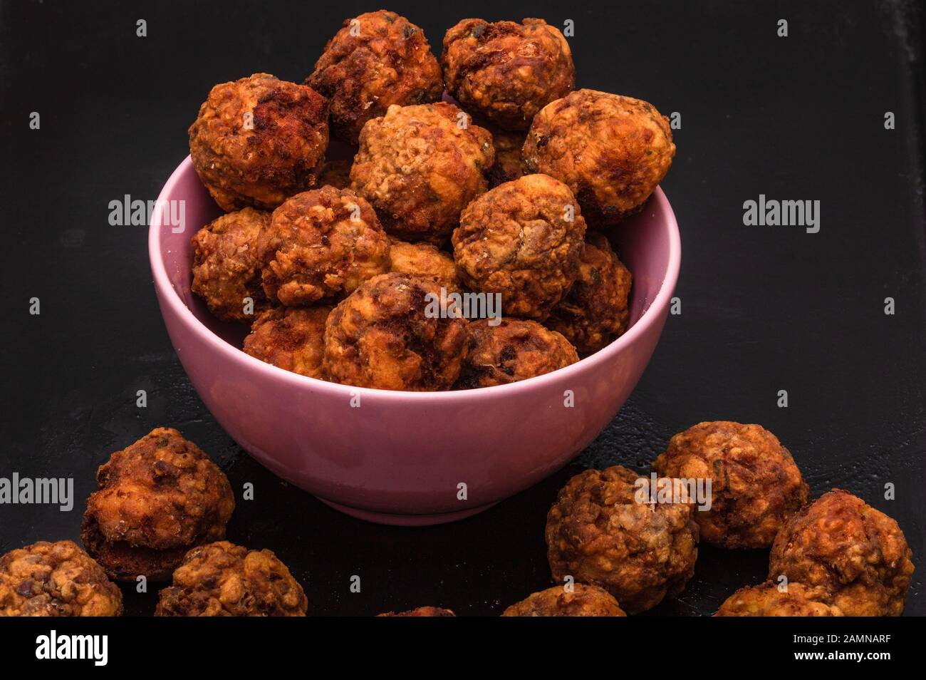 Bol rose avec boulettes de viande frites aux épices. Cuisine maison. Banque D'Images