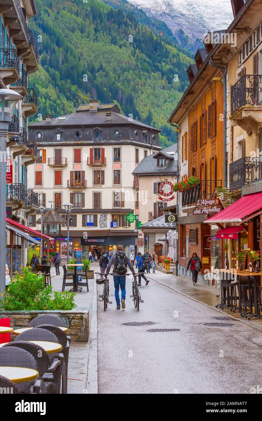 Chamonix Mont-Blanc, France - 4 octobre 2019 : vue sur la rue dans le centre de la célèbre station balnéaire des Alpes françaises et tour de l'horloge Banque D'Images